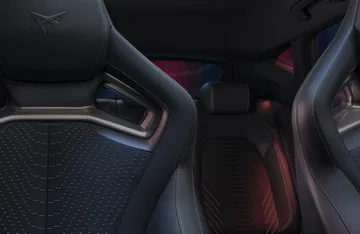 Vista detallada de los asientos deportivos con el emblema de Cupra, destacando su diseño y acabados premium.