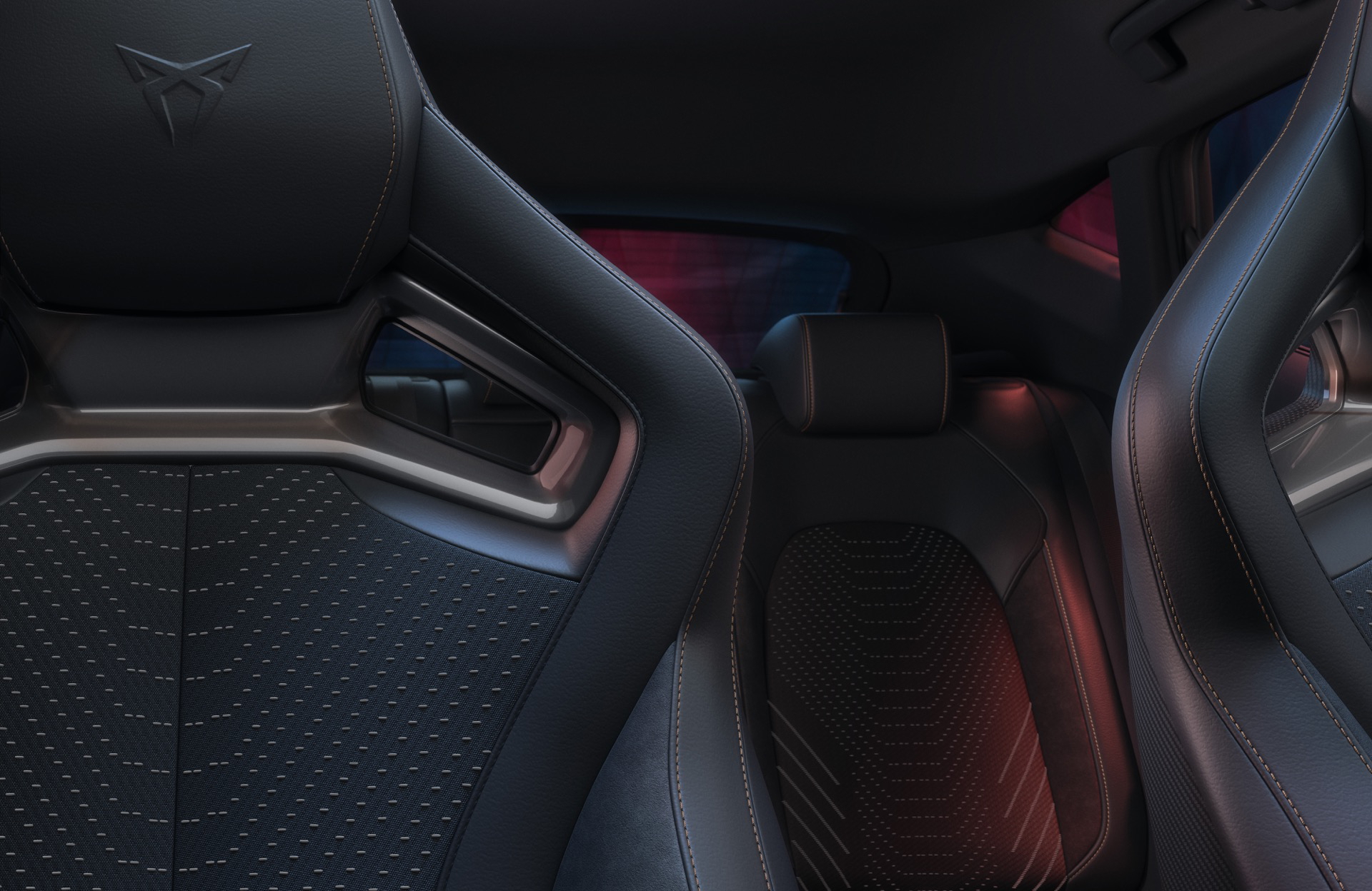 Vista detallada de los asientos deportivos con el emblema de Cupra, destacando su diseño y acabados premium.