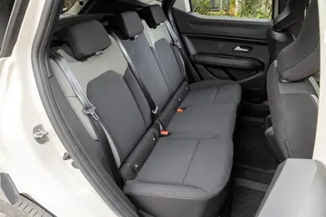 Asientos traseros del Dacia Duster, destacando su funcionalidad y confort.
