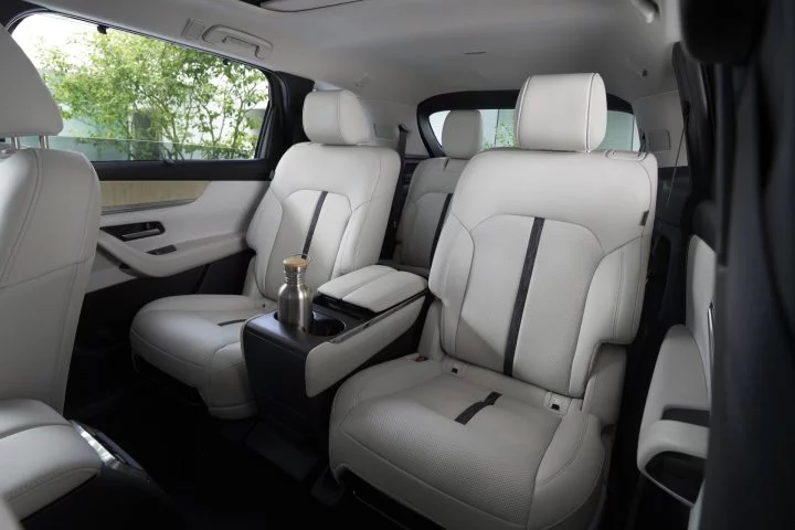 Vista de los asientos traseros del Mazda CX-80, destacando su comodidad y diseño premium.