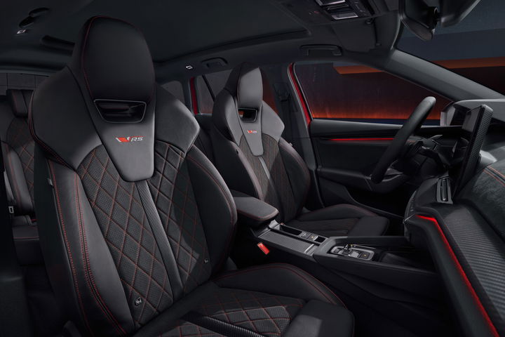 Vista del habitáculo del Škoda Octavia RS con asientos deportivos y acabados premium. Vista del habitáculo del Škoda Octavia RS con asientos deportivos y acabados premium.