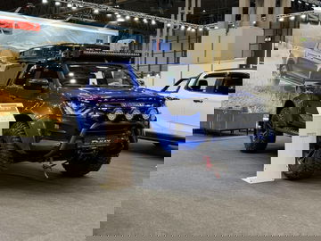 Vista frontolateral de la robusta Isuzu D-Max, mostrando su presencia imponente y diseño preparado para el off-road.