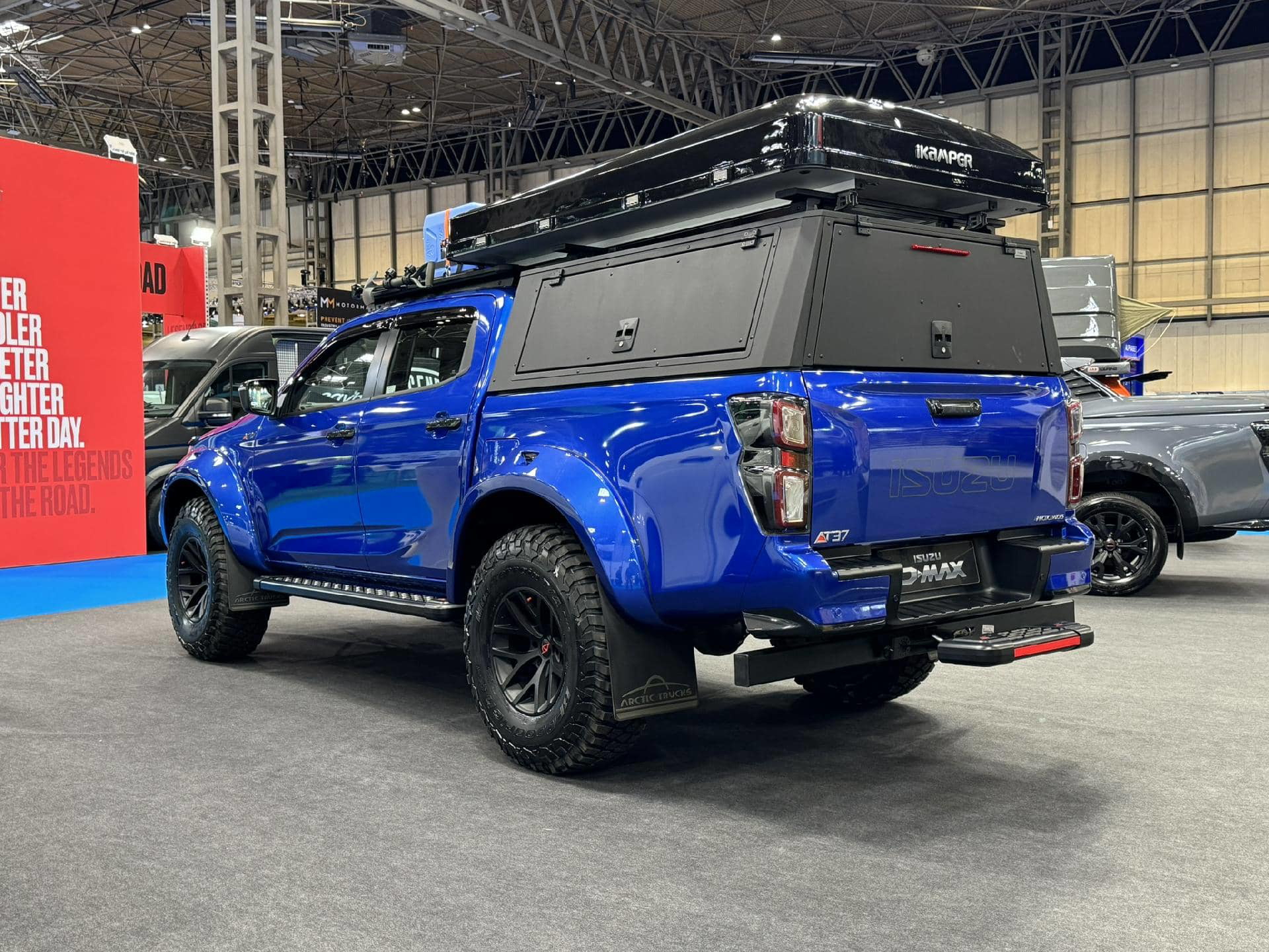 Vista trasera derecha del Isuzu D-Max con accesorios todoterreno.