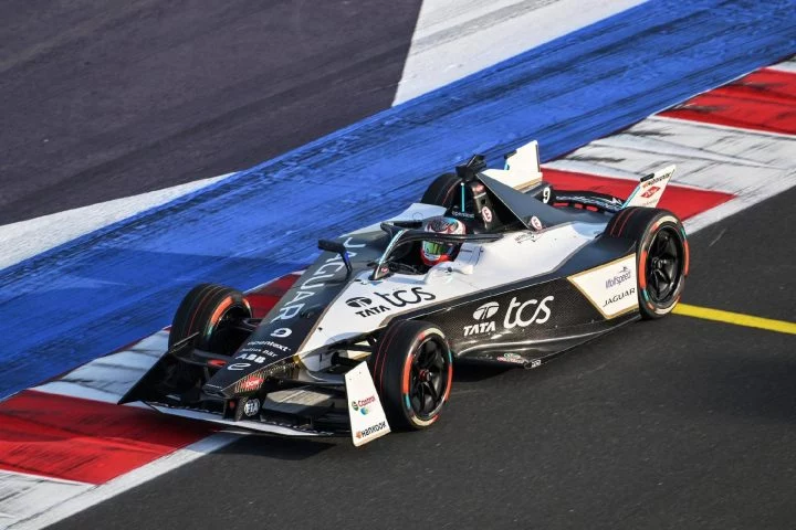 Monoplaza Jaguar de Fórmula E, Gen4, en acción sobre el asfalto.