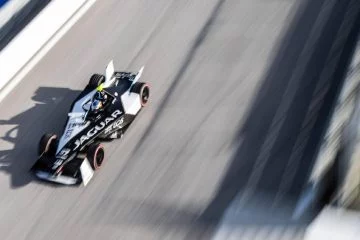 Captura dinámica del Jaguar de Fórmula E, representando velocidad y tecnología