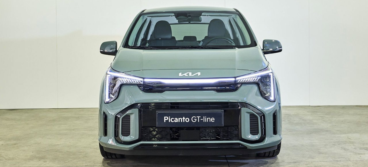 Vista frontal del Kia Picanto 2024, destacando su parrilla y diseño agresivo GT-line. Vista frontal del Kia Picanto 2024, destacando su parrilla y diseño agresivo GT-line.