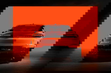 Vista posterior del Lamborghini Urus SE 2024 mostrando su imponente zaga y líneas deportivas.