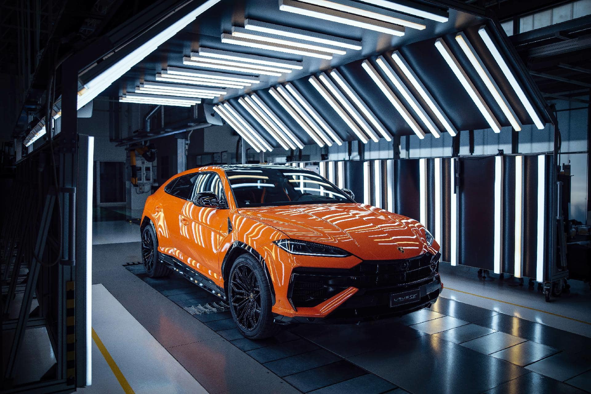 Vista lateral del Lamborghini Urus SE 2024, destacando su diseño audaz.