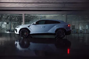 Vista lateral del Lamborghini Urus 2024 donde se aprecia su perfil deportivo