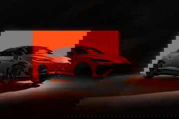 Vista lateral del Lamborghini Urus SE 2024, mostrando sus líneas dinámicas y perfil deportivo.