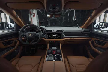Vista del habitáculo del Lamborghini Urus SE 2024, mostrando la disposición de asientos y consola central.