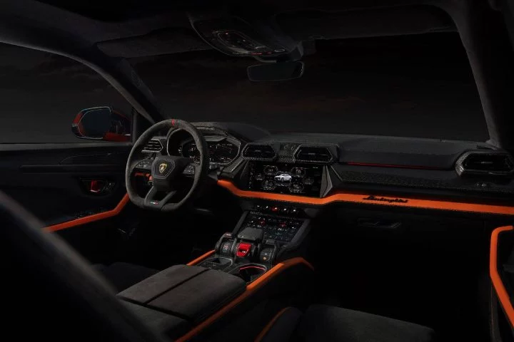 Vista lateral del habitáculo del Lamborghini Urus SE 2024, destacando su lujoso diseño y acabados.