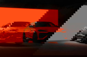 Lamborghini Urus SE 2024, vista lateral que muestra su diseño aerodinámico y líneas agresivas.