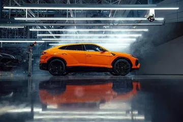 Vista lateral del Lamborghini Urus SE 2024, destacando su diseño dinámico y deportivo.