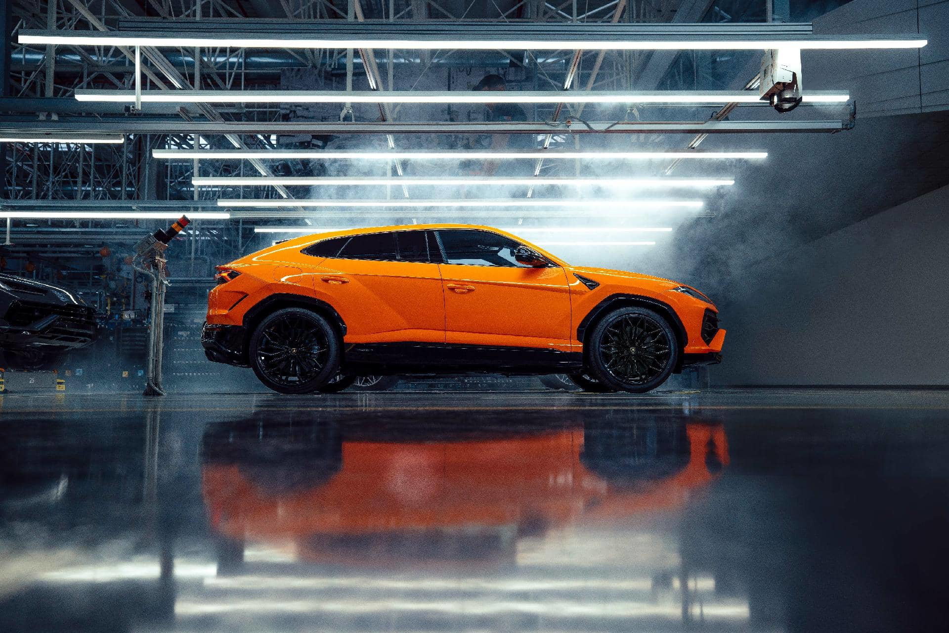 Vista lateral del Lamborghini Urus SE 2024, destacando su diseño dinámico y deportivo.