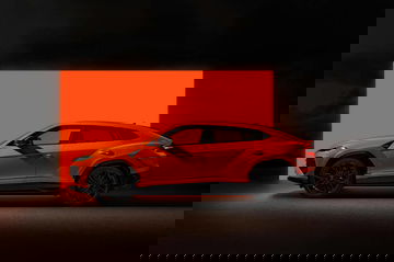 Vista lateral del Lamborghini Urus SE 2024 mostrando su aerodinámica silueta.