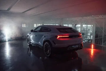 Vista agresiva y deportiva del Lamborghini Urus SE 2024 enfatizando su diseño trasero y lateral.