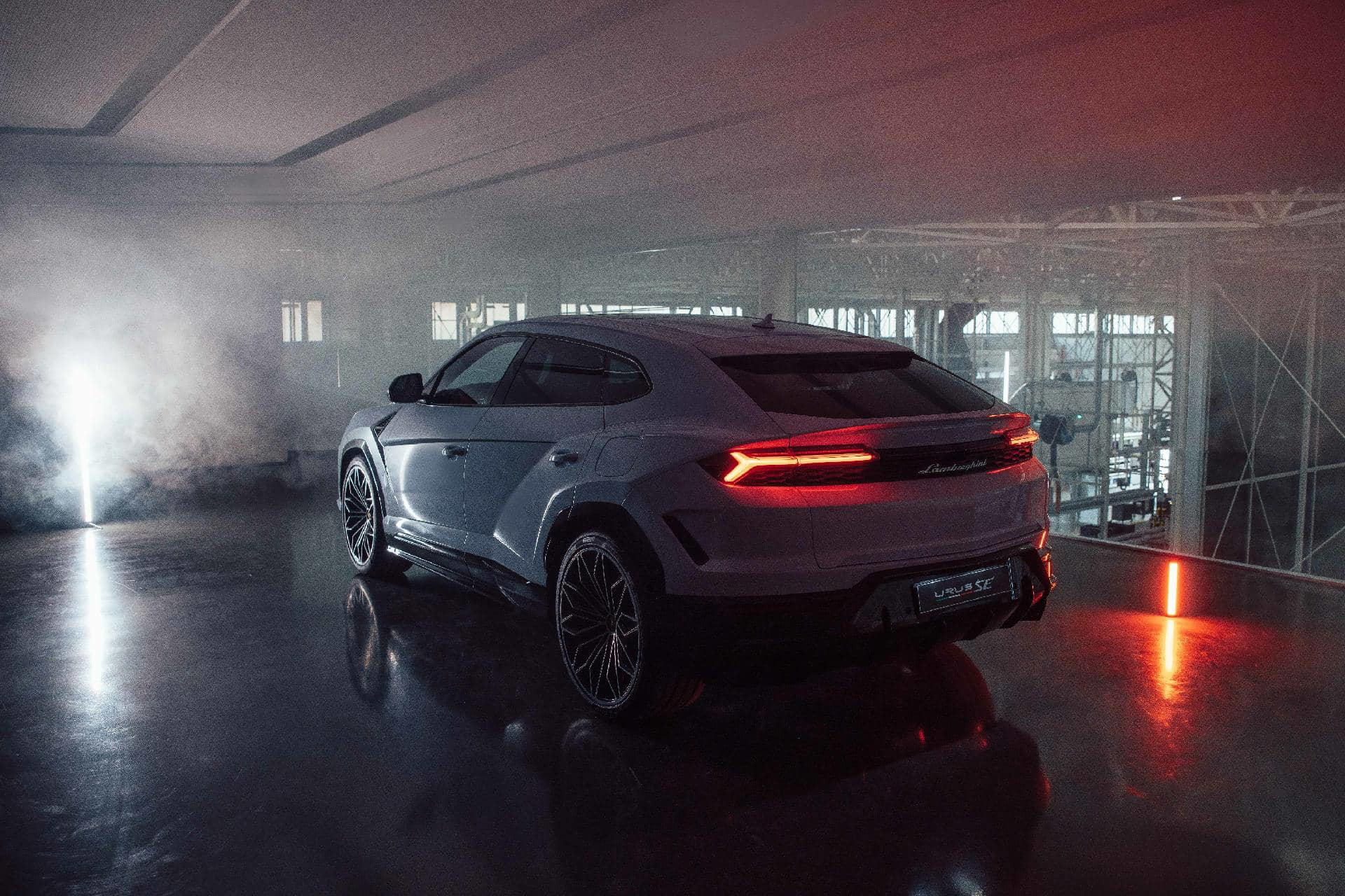 Vista agresiva y deportiva del Lamborghini Urus SE 2024 enfatizando su diseño trasero y lateral.