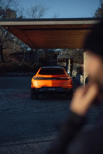 Vista posterior del Lamborghini Urus SE 2024, con énfasis en el diseño de sus pilotos y escapes.