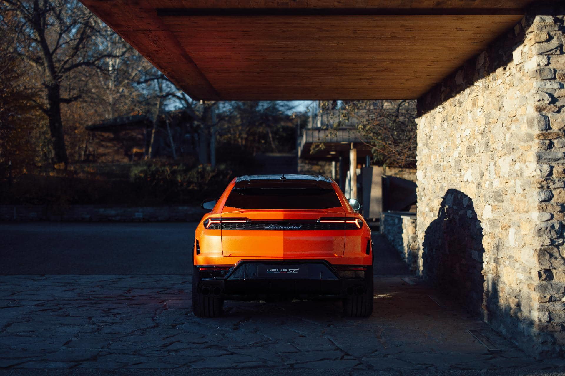 Vista trasera del Lamborghini Urus SE 2024 destacando sus líneas deportivas
