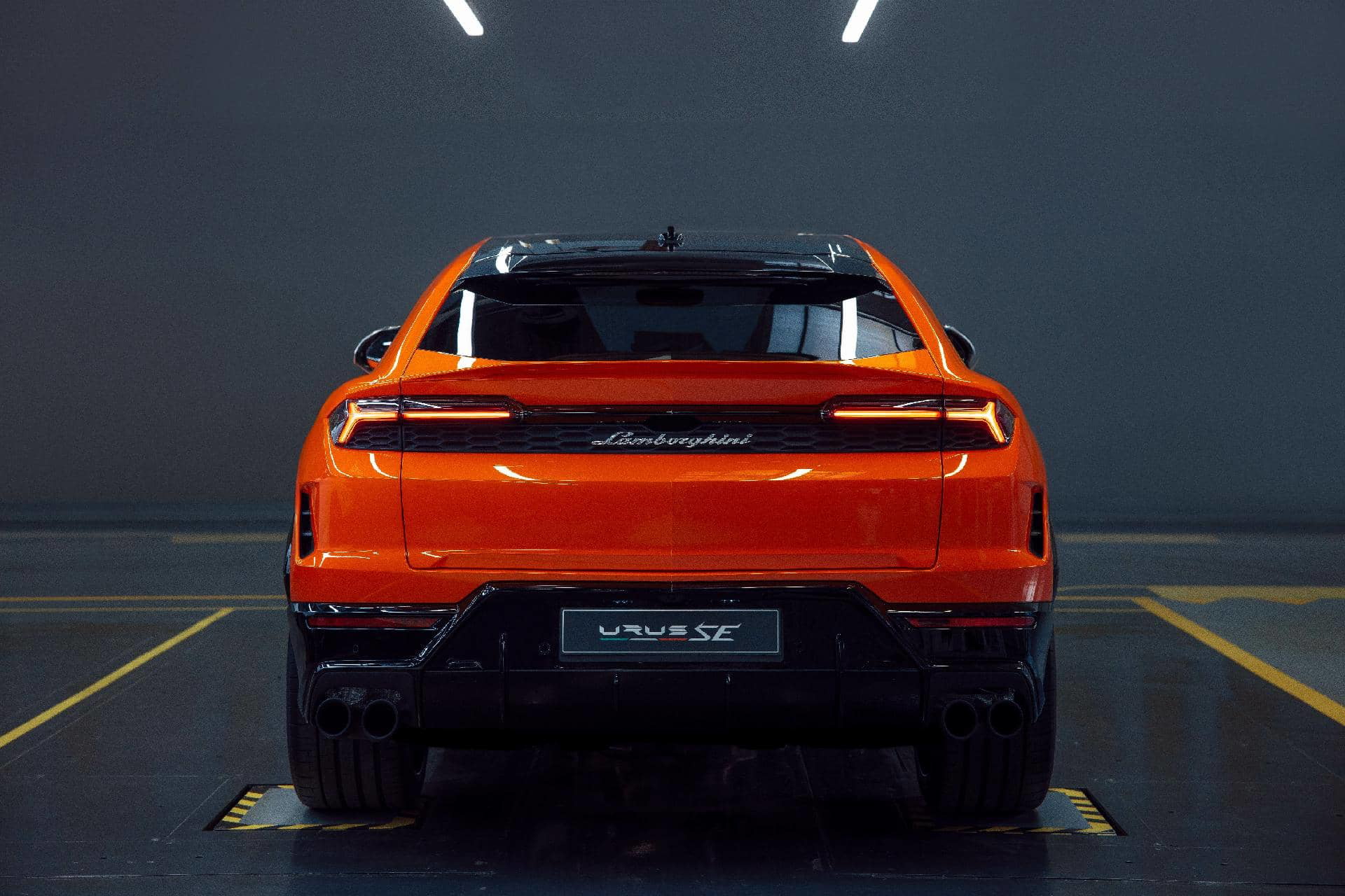 Vista trasera del Lamborghini Urus SE 2024 con énfasis en su diseño deportivo y distintivo.