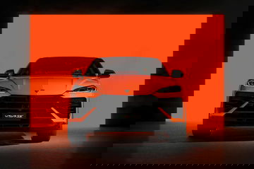 Vista frontal del Lamborghini Urus SE 2024 mostrando su agresiva parrilla y diseño aerodinámico.