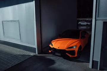 Vista agresiva del Lamborghini Urus SE 2024, realzando su diseño deportivo.