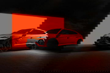 Vista lateral del Lamborghini Urus SE 2024, mostrando su perfil dinámico.