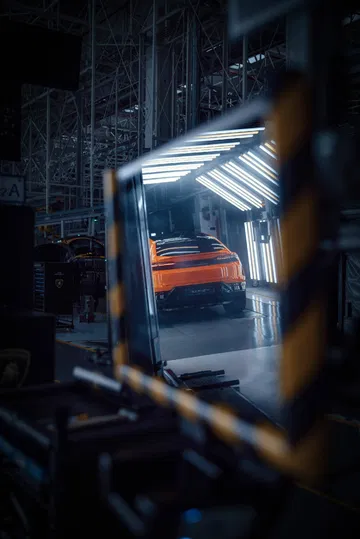 Vista lateral del Lamborghini Urus SE 2024 en la línea de ensamblaje.