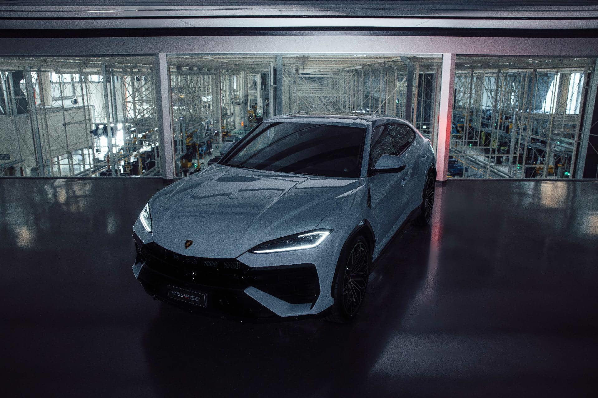 Vista lateral del Lamborghini Urus SE 2024, destacando su línea aerodinámica y diseño agresivo.