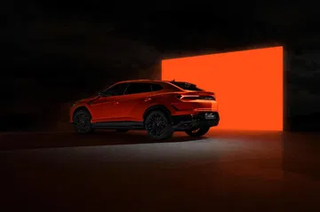 Vista lateral y trasera del Lamborghini Urus SE 2024 en una escena nocturna.
