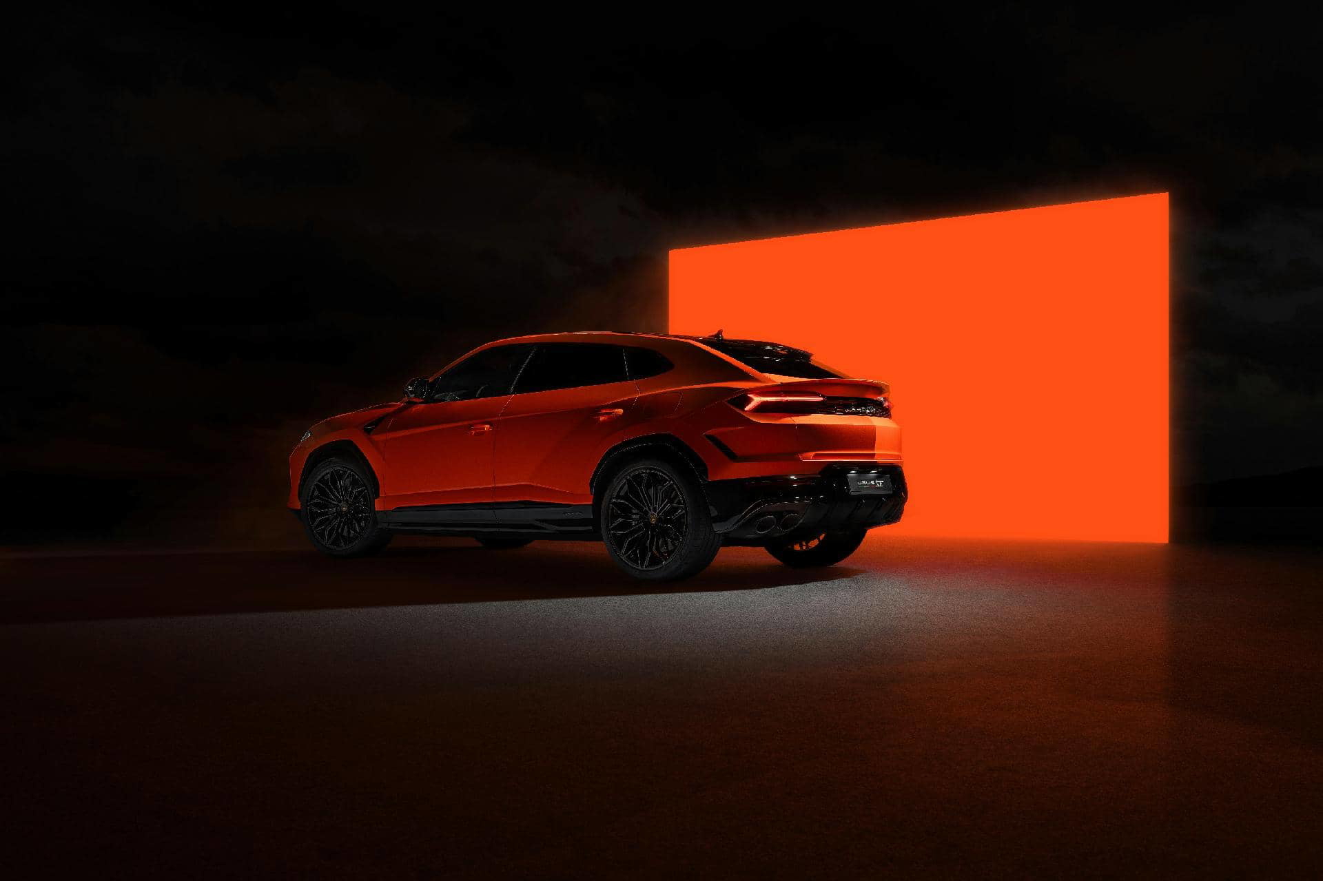 Vista lateral y trasera del Lamborghini Urus SE 2024 en una escena nocturna.