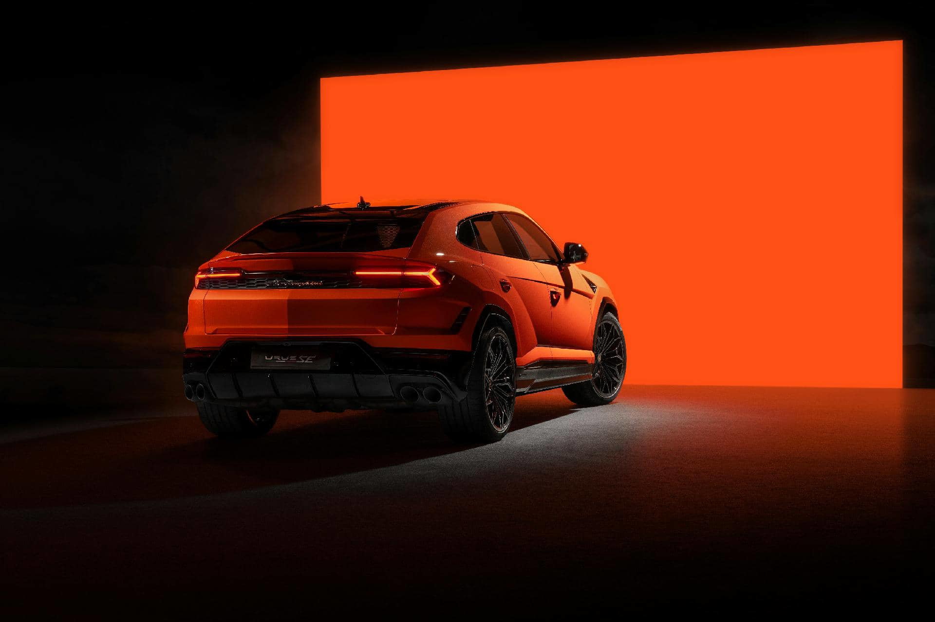 Silueta imponente del Lamborghini Urus SE 2024, mostrando su dinámico perfil trasero y lateral.