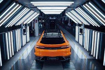 Vista trasera del Lamborghini Urus SE 2024 con iluminación en línea de producción.