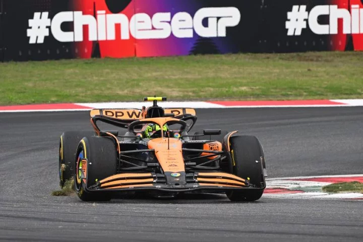 McLaren de F1 dominando las curvas del GP de China 2024 con Lando Norris al volante.