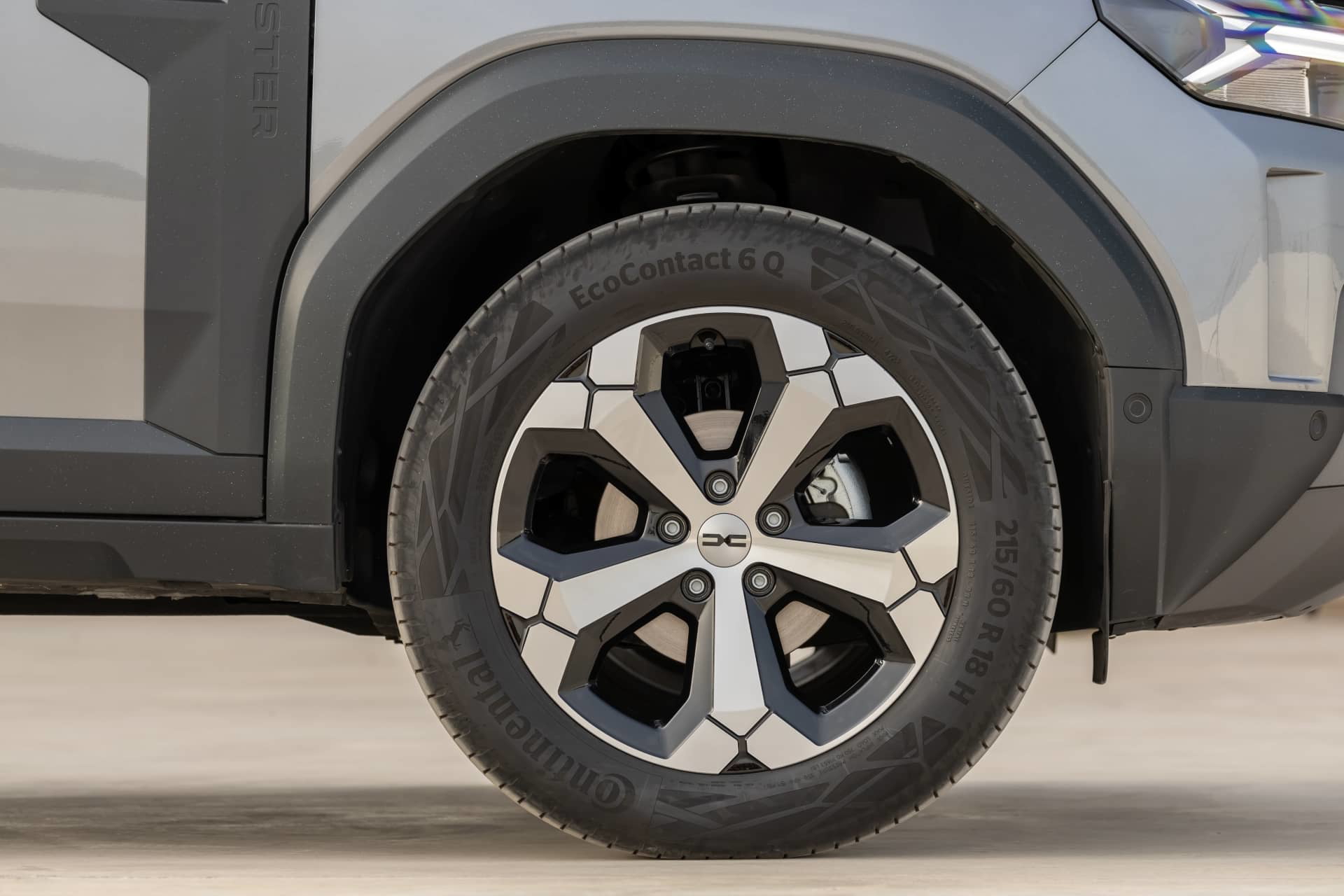 Vista cercana de la llanta del Dacia Duster, mostrando el diseño específico.