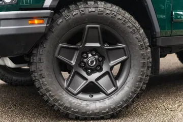 Vista cercana de la llanta del Ineos Grenadier, mostrando un diseño robusto.