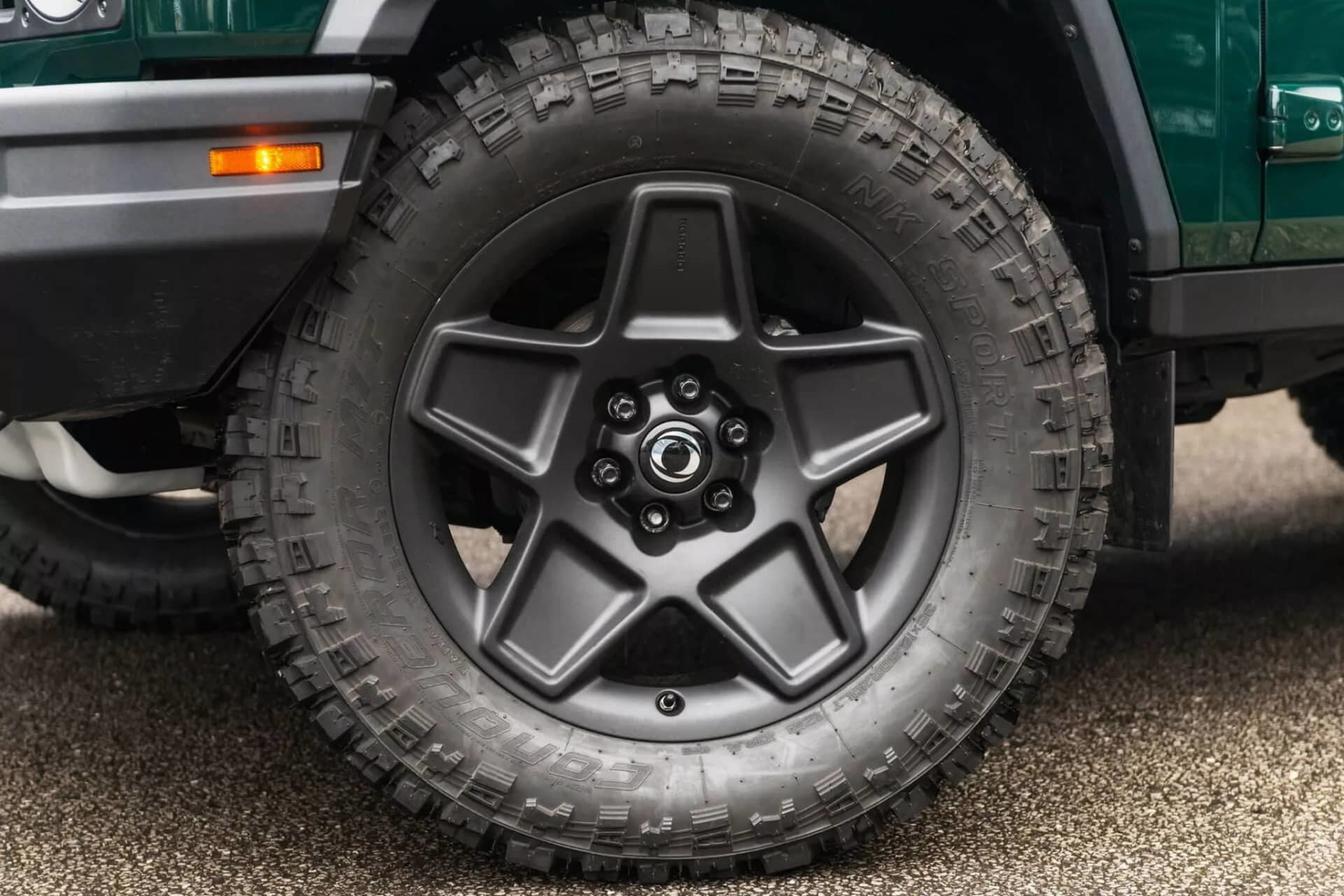 Vista cercana de la llanta del Ineos Grenadier, mostrando un diseño robusto.