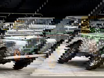 Vista delantera y lateral de un prototipo clásico Land Rover de 1948, aspecto envejecido