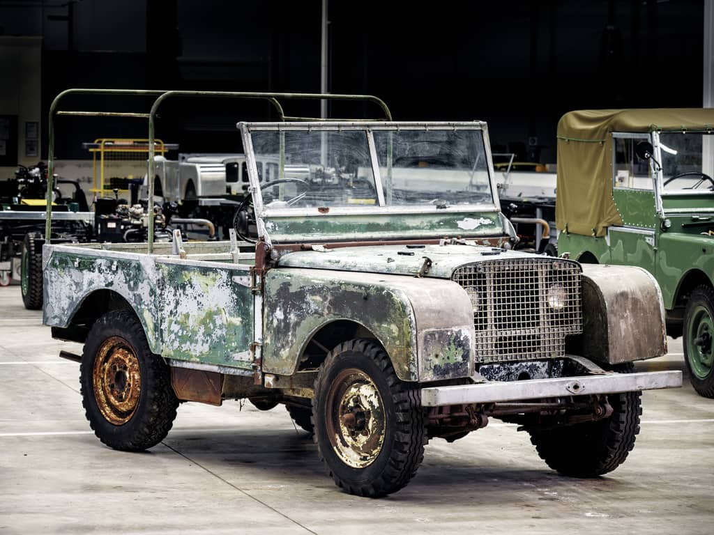 Vista delantera y lateral de un prototipo clásico Land Rover de 1948, aspecto envejecido