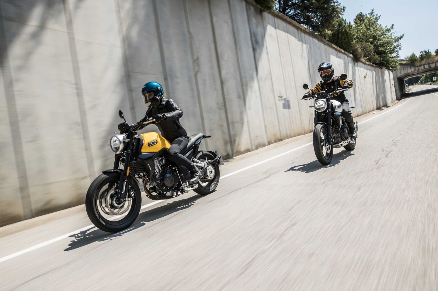Dos motocicletas Macbor Eight Mile 500 en movimiento, elegancia y estilo retro.