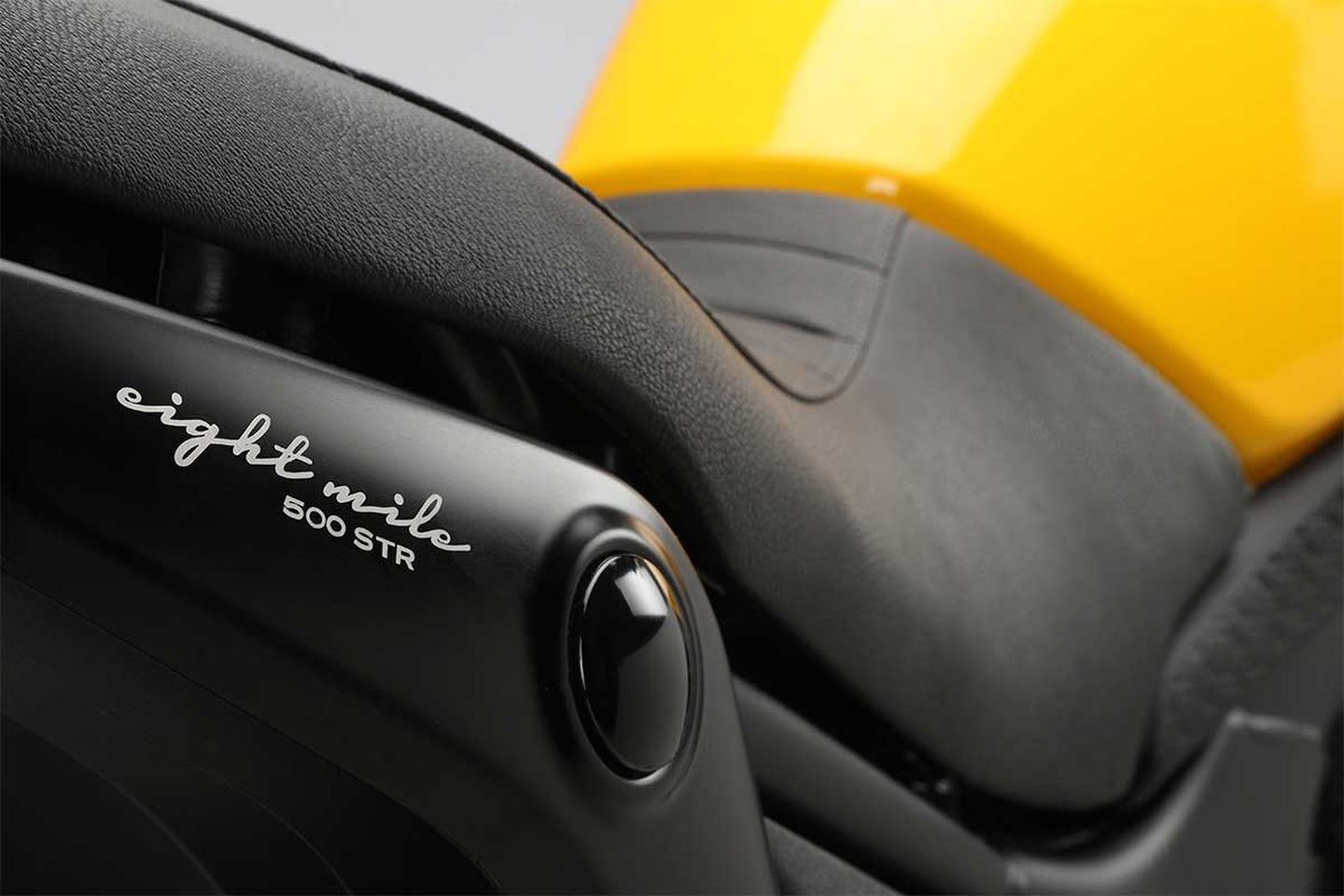 Vista cercana del texto eight mile grabado en el interior de una motocicleta Vista cercana del texto eight mile grabado en el interior de una motocicleta