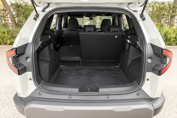 Vista del amplio maletero del Dacia Duster, ideal para viajes familiares.