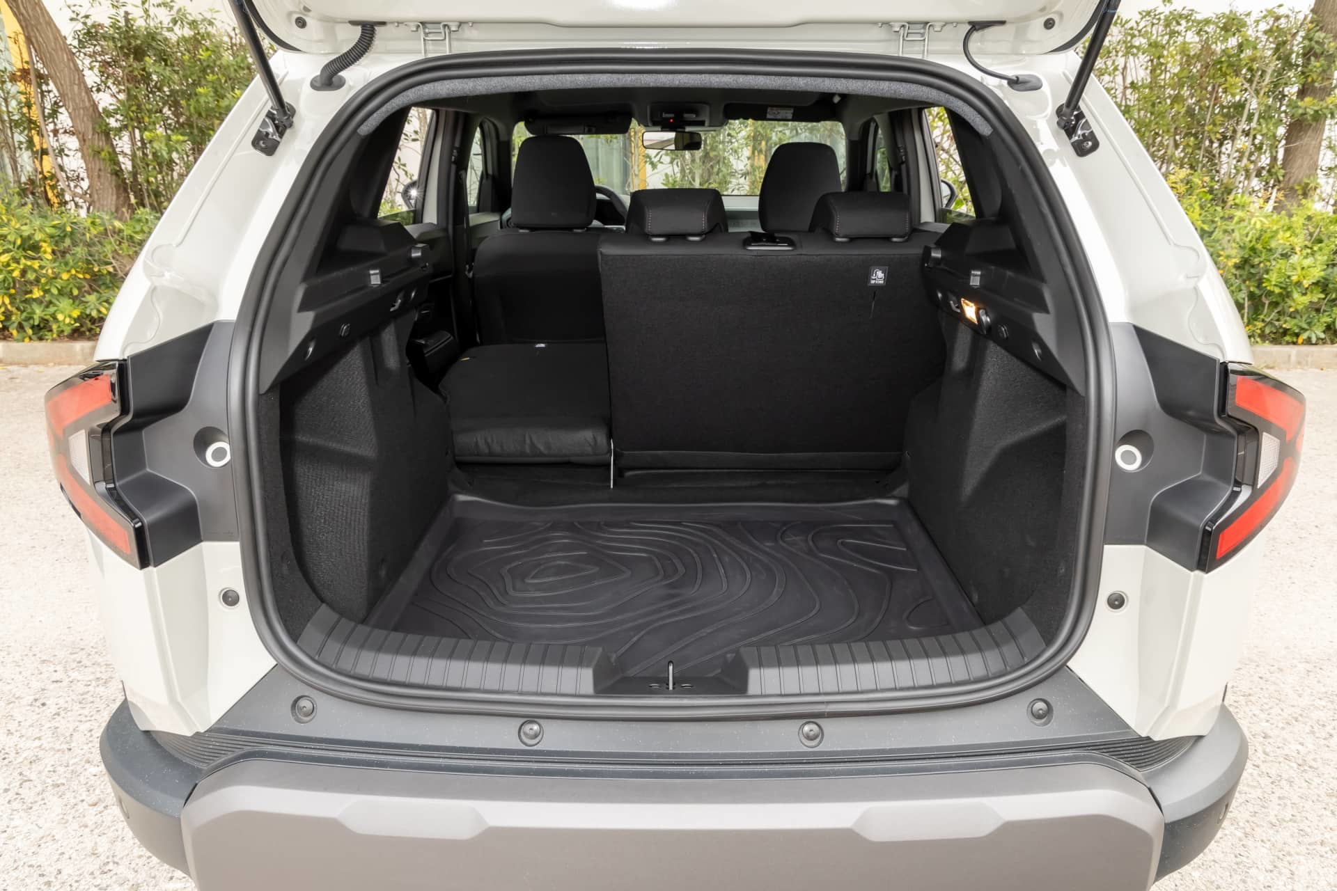 Vista del amplio maletero del Dacia Duster, ideal para viajes familiares.