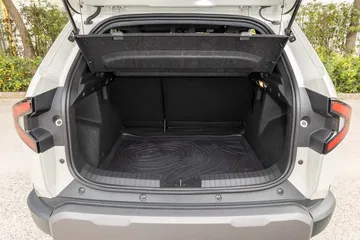 Vista del maletero del Dacia Duster, destacando su amplia capacidad de carga.