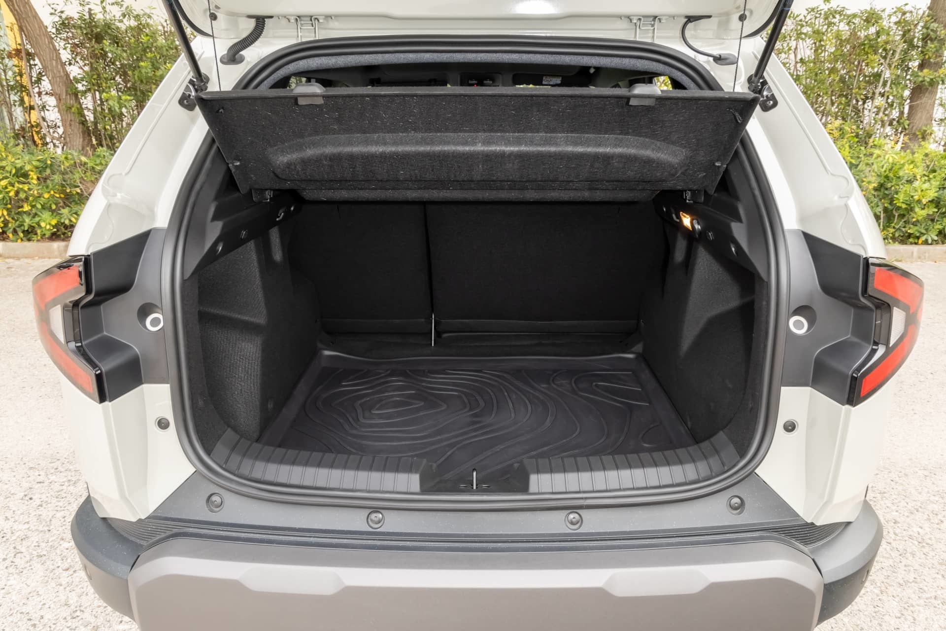 Vista del maletero del Dacia Duster, destacando su amplia capacidad de carga.