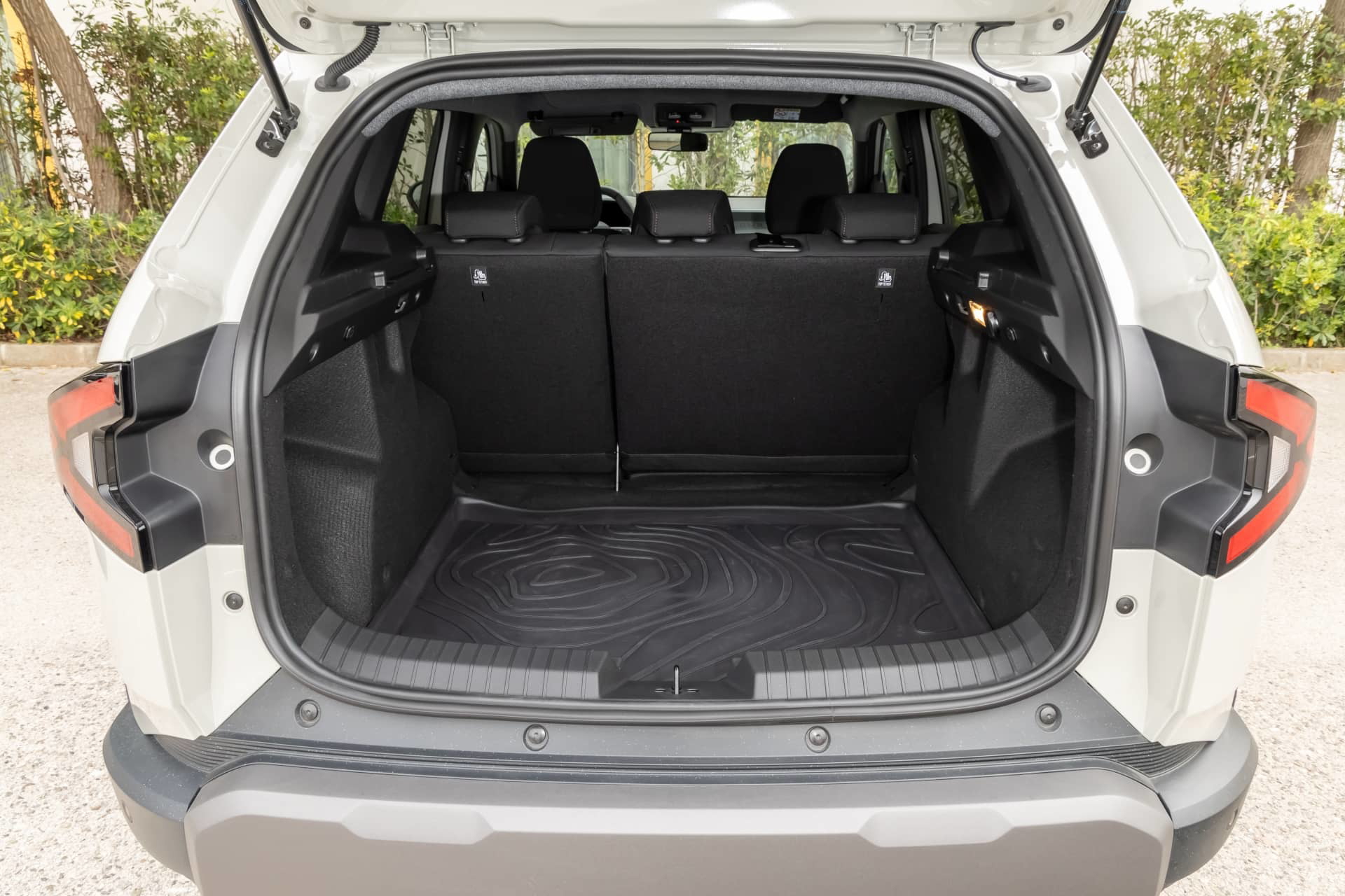 Vista del maletero del Dacia Duster, destacando su capacidad y versatilidad.