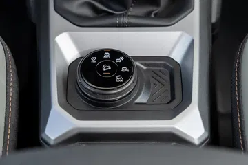 Vista del selector de modos de tracción del Dacia Duster, indispensable para terrenos difíciles.