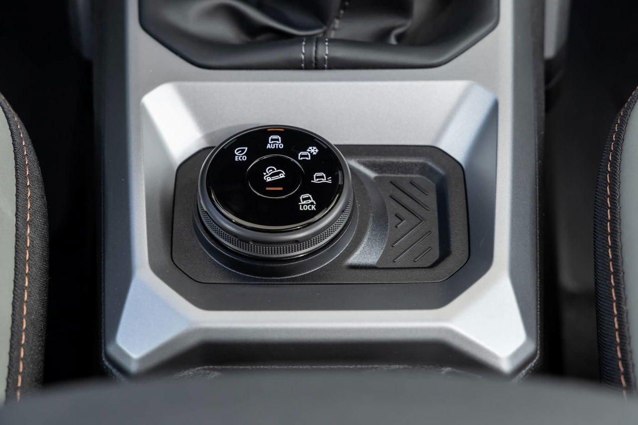 Vista del selector de modos de tracción del Dacia Duster, indispensable para terrenos difíciles.