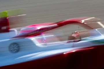 Monoplaza de la F1 Academy rodando en pista, colores del equipo Prema.
